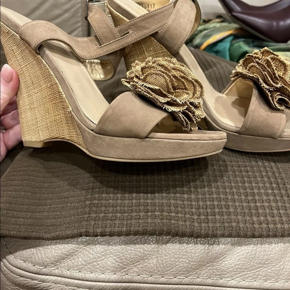Stuart Weitzman Belflor Beige Wedges sz 8.5 - Picture 5 of 7